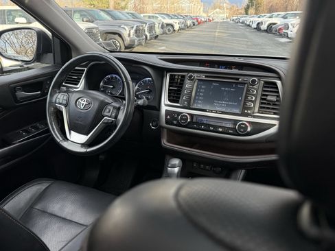 Used 2017 Toyota Highlander Limited image 16