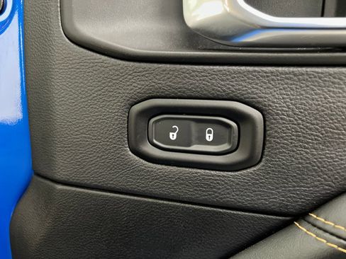 Used 2025 Jeep Wrangler Unlimited Sahara AWD/4WD image 29