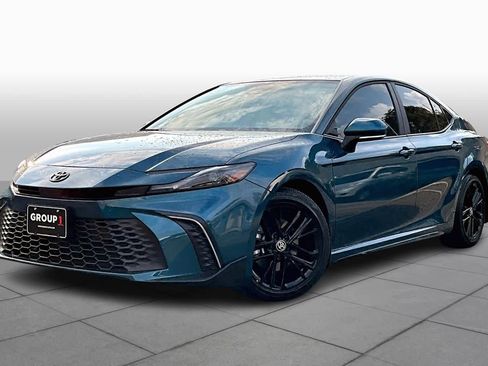 Used 2025 Toyota Camry SE image 2