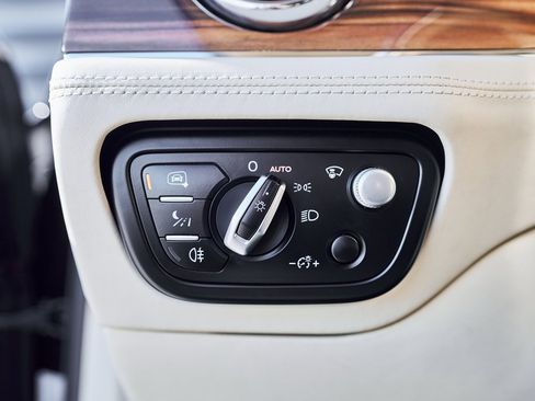 Used 2023 Bentley Bentayga Extended Wheelbase image 55