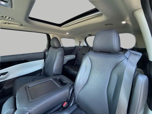 Used 2024 Kia Carnival SX Prestige image 27