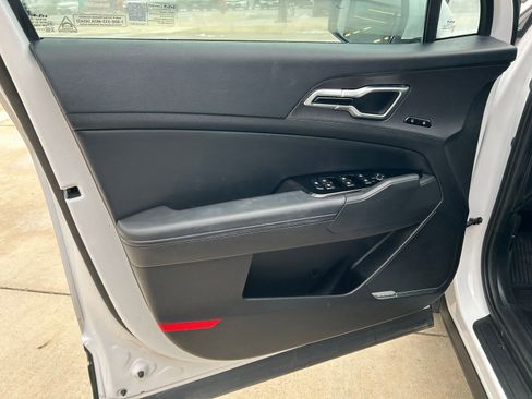 Used 2025 Kia Sportage SX image 9