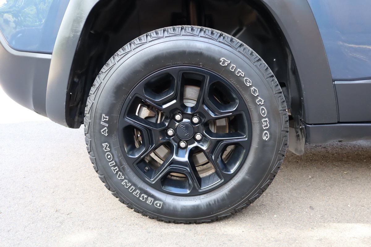 Used 2019 Jeep Cherokee Trailhawk w/ Comfort/Convenience Group AWD/4WD image 42