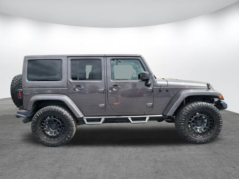 Used 2016 Jeep Wrangler Unlimited Sahara image 2