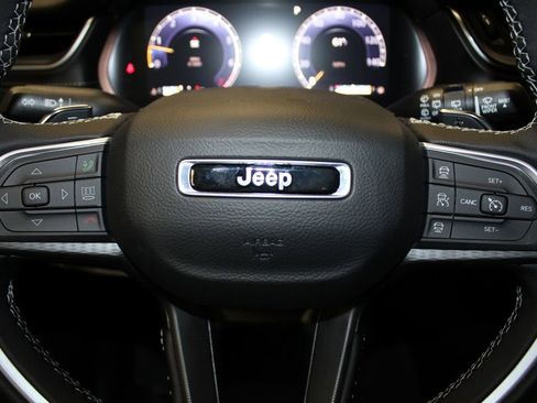 New 2025 Jeep Grand Cherokee Laredo image 11