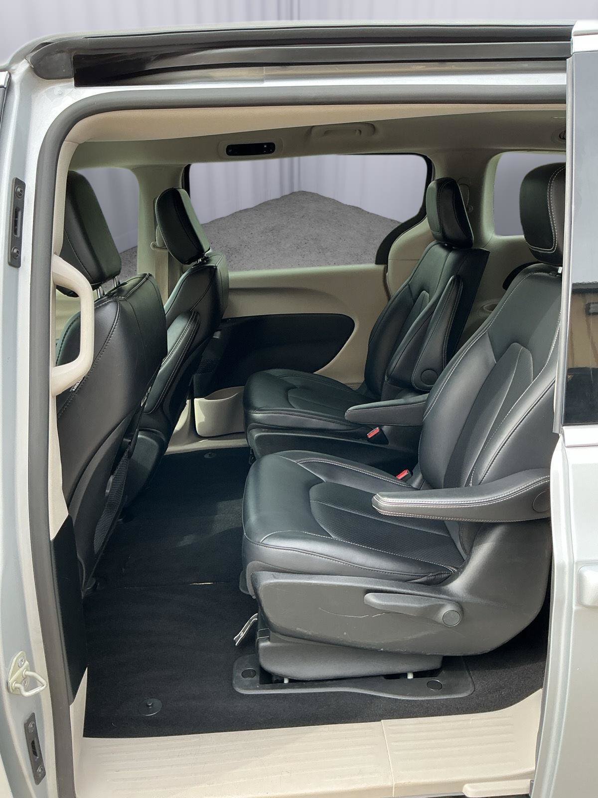 Used 2024 Chrysler Pacifica Limited FWD image 18
