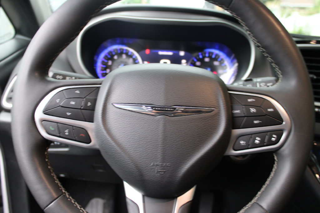 Used 2025 Chrysler Pacifica Select FWD image 13