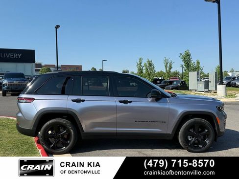 Used 2023 Jeep Grand Cherokee Limited w/ Luxury Tech Group II AWD/4WD image 8