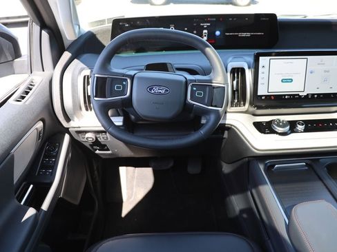 Used 2025 Ford Expedition Active image 12