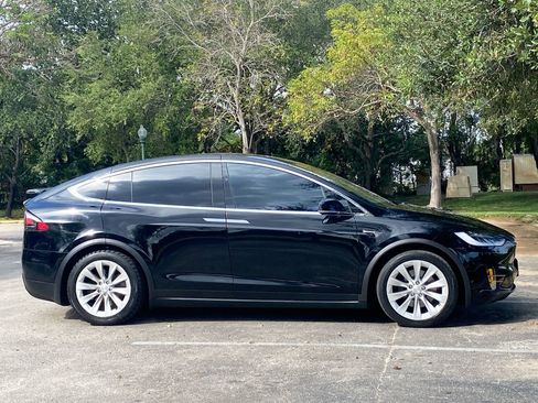 Used 2018 Tesla Model X 75D image 8