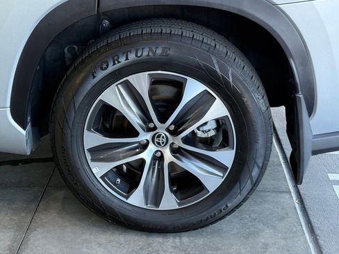 Used 2022 Toyota Highlander XLE image 17