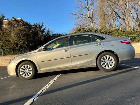 Used 2015 Toyota Camry LE image 1
