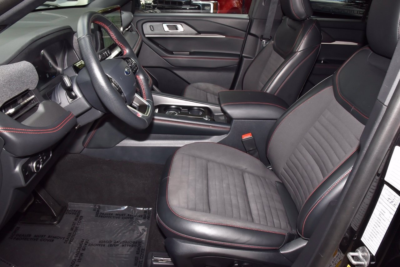 Used 2025 Ford Explorer ST-Line w/ ST-Line Street Pack AWD/4WD image 13