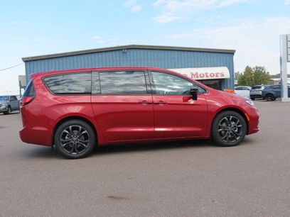 New 2026 Chrysler Pacifica Select