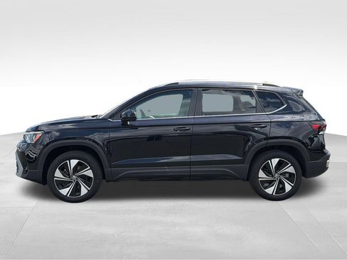 Used 2025 Volkswagen Taos SE AWD/4WD image 4