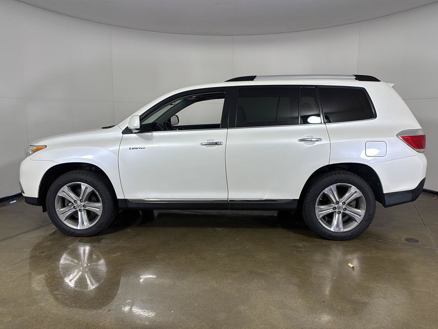 Used 2012 Toyota Highlander Limited w/ Tow Pkg AWD/4WD image 25