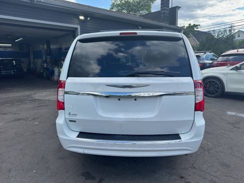 Used 2016 Chrysler Town & Country Touring FWD image 5