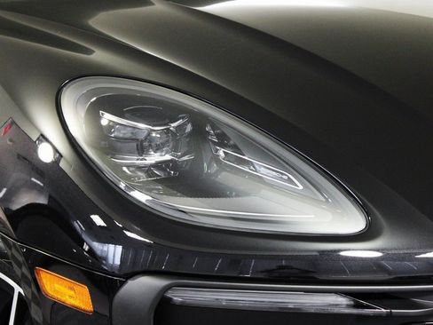 Used 2025 Porsche Macan image 11