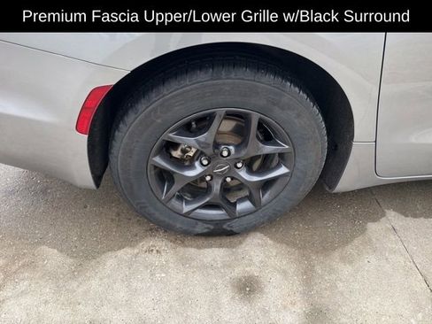 Used 2019 Chrysler Pacifica Limited w/ S Appearance Package image 8