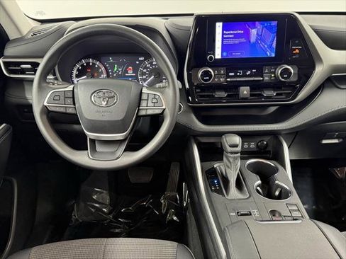 Certified 2023 Toyota Highlander L image 32