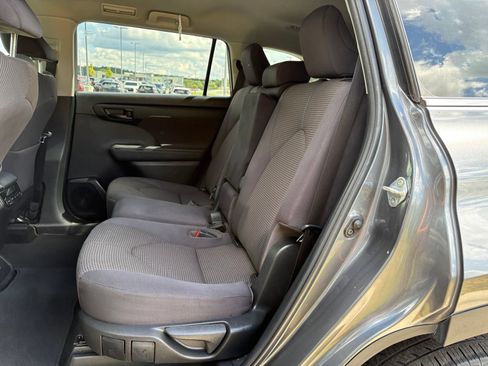 Used 2022 Toyota Highlander LE FWD image 31