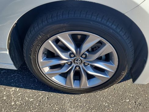 Used 2019 Toyota Avalon XLE image 10