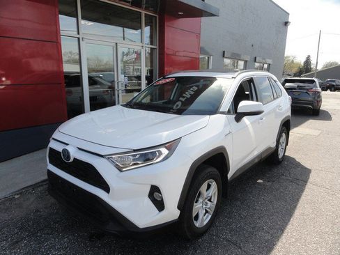 Used 2020 Toyota RAV4 XLE w/ Convenience Package AWD/4WD image 2