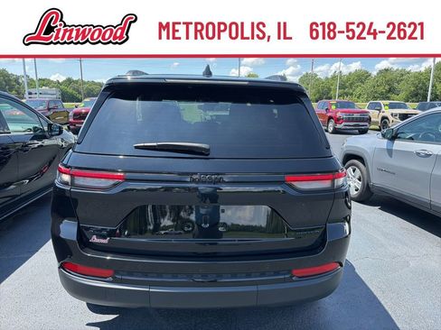 Used 2024 Jeep Grand Cherokee Limited w/ Black Appearance Package AWD/4WD image 4