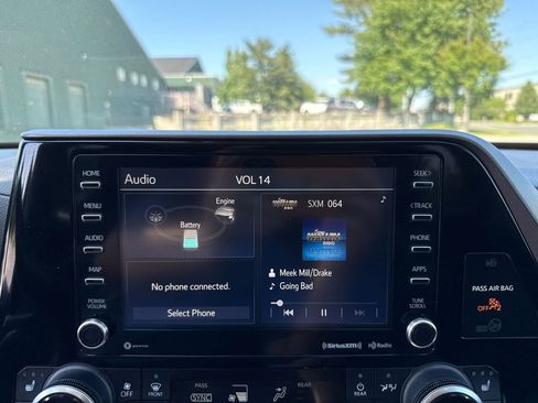 Used 2022 Toyota Highlander XLE AWD/4WD image 23