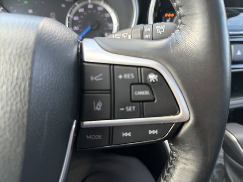Used 2023 Toyota Highlander XLE AWD/4WD image 27
