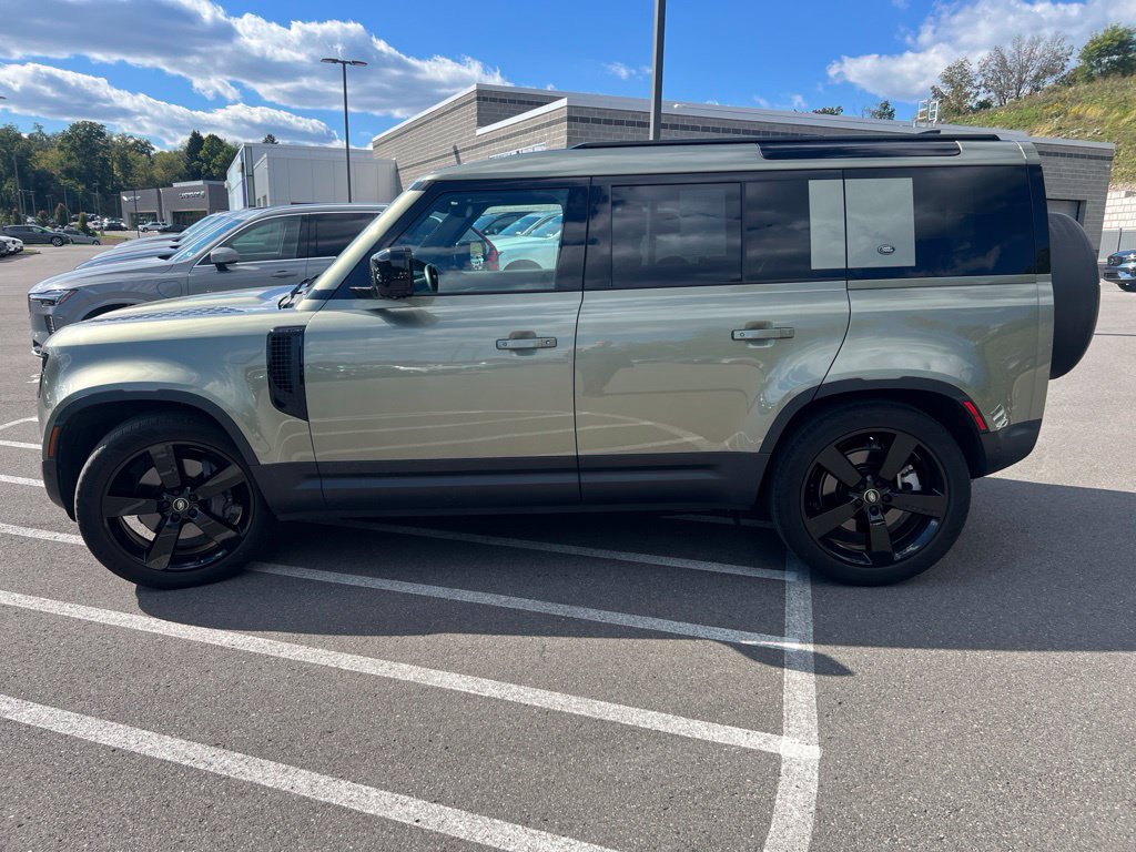 Used 2023 Land Rover Defender 110 SE AWD/4WD image 6