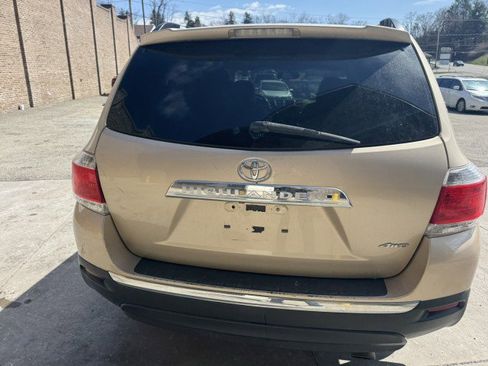 Used 2011 Toyota Highlander Limited w/ Tow Pkg image 4