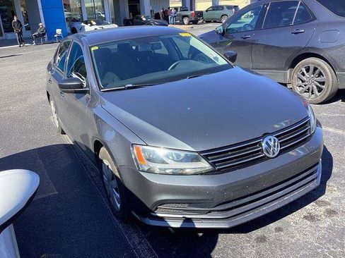 Used 2016 Volkswagen Jetta S image 2