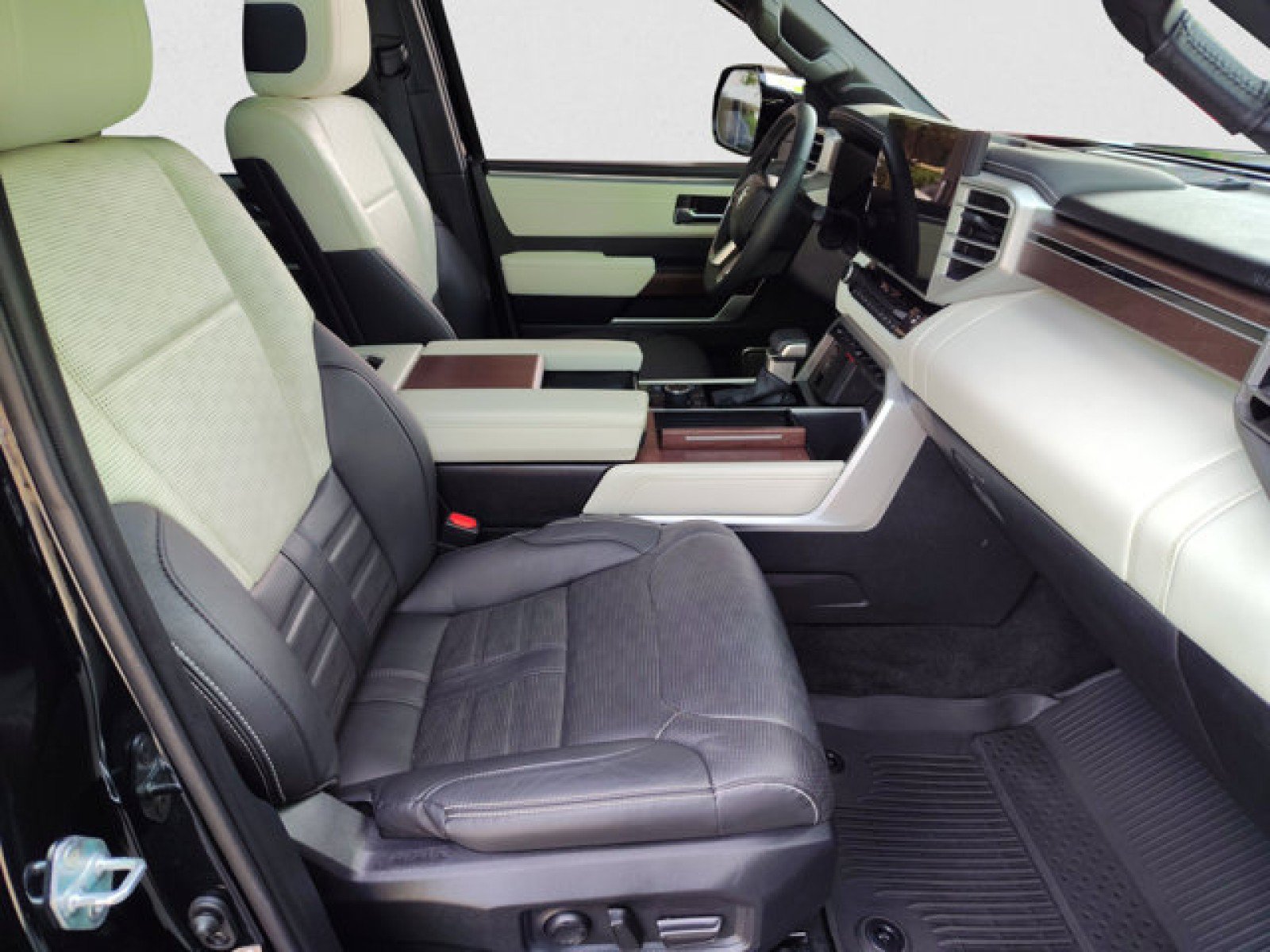 Used 2024 Toyota Sequoia Capstone AWD/4WD image 21