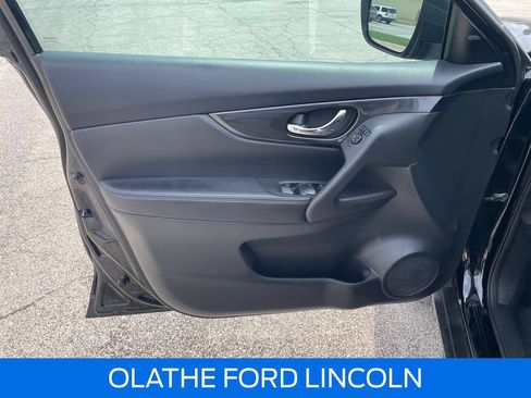 Used 2018 Nissan Rogue SV AWD/4WD image 12