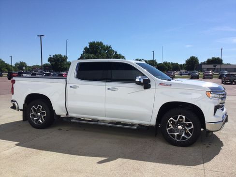 Used 2024 Chevrolet Silverado 1500 LTZ AWD/4WD image 3