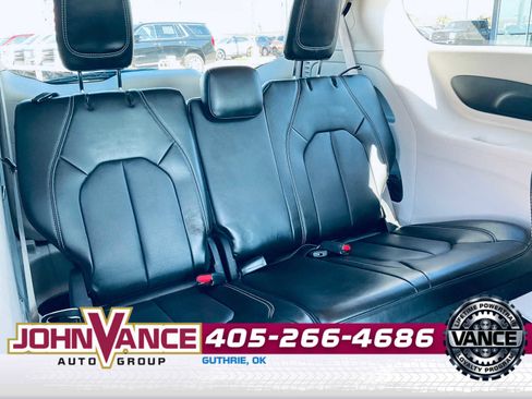 Used 2023 Chrysler Pacifica Touring-L image 15
