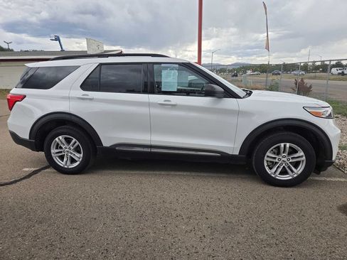 Used 2022 Ford Explorer XLT AWD/4WD image 2