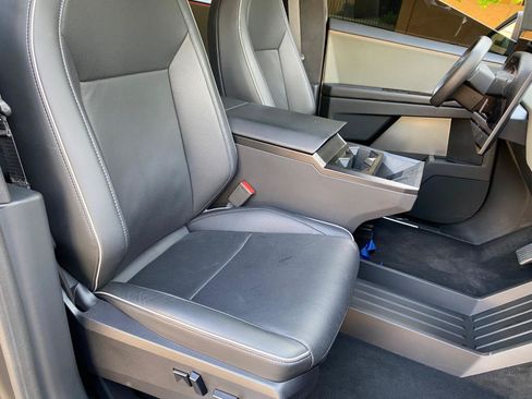 Used 2025 Tesla Cybertruck AWD Crew Cab image 43