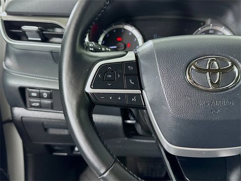 Used 2023 Toyota Highlander XLE image 11