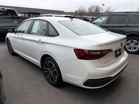 Used 2023 Volkswagen Jetta Sport image 4