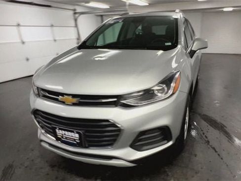 Used 2022 Chevrolet Trax LT w/ LT Convenience Package image 4