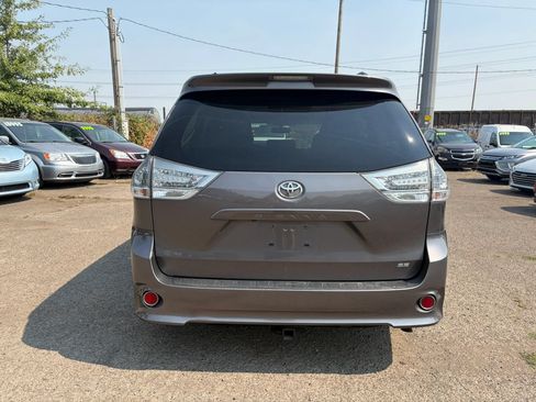Used 2012 Toyota Sienna SE FWD image 4