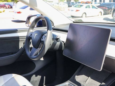 Used 2024 Tesla Model Y Long Range AWD/4WD image 21