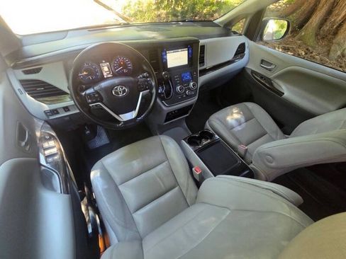 Used 2016 Toyota Sienna XLE FWD image 12