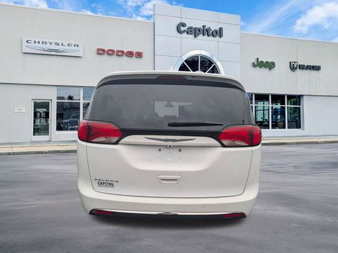Used 2020 Chrysler Pacifica Touring-L w/ Tire & Wheel Group FWD image 3