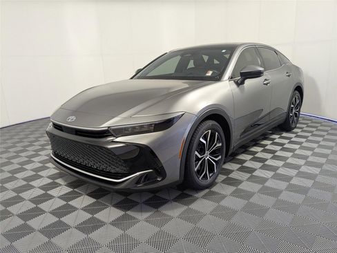 Used 2023 Toyota Crown Limited image 2