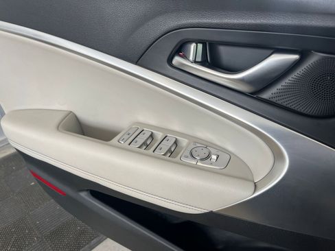 Used 2025 Genesis G70 2.5T image 20