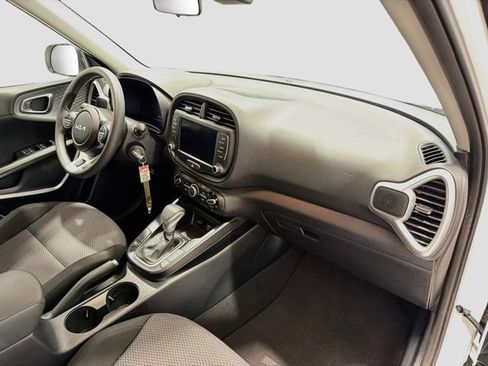 Used 2025 Kia Soul LX w/ LX Technology Package FWD image 25