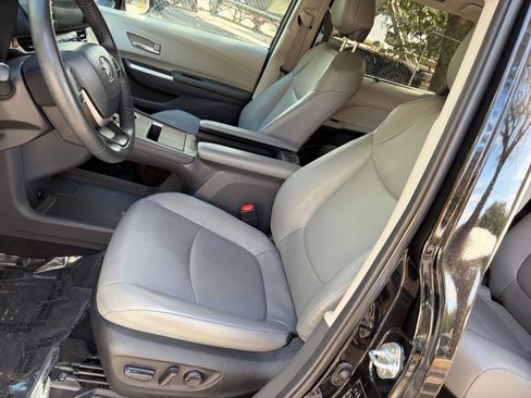 Used 2024 Toyota Sienna XLE image 35